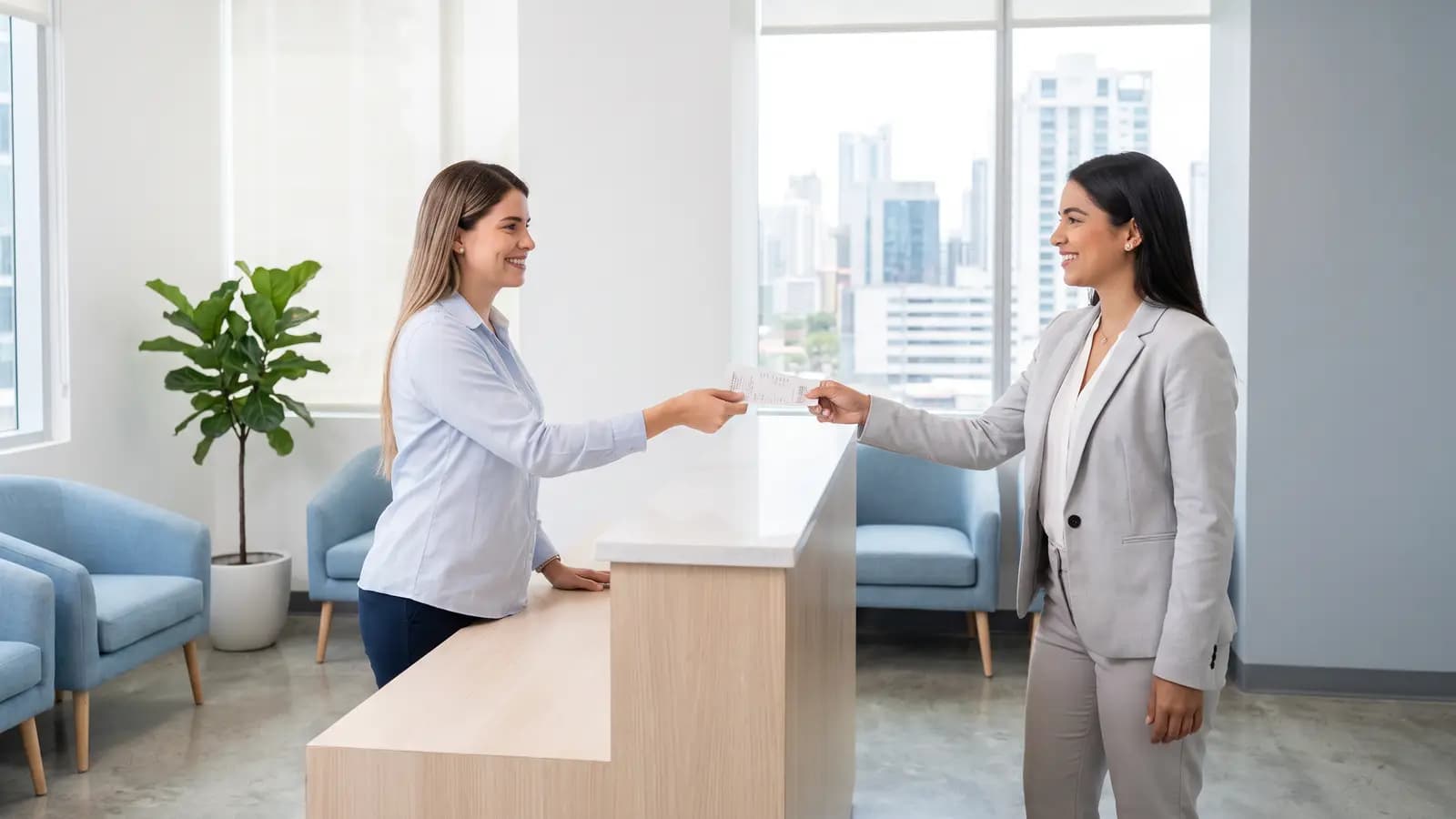 La recepcionista de un consultorio entrega un recibo impreso a una paciente en un mostrador claro.